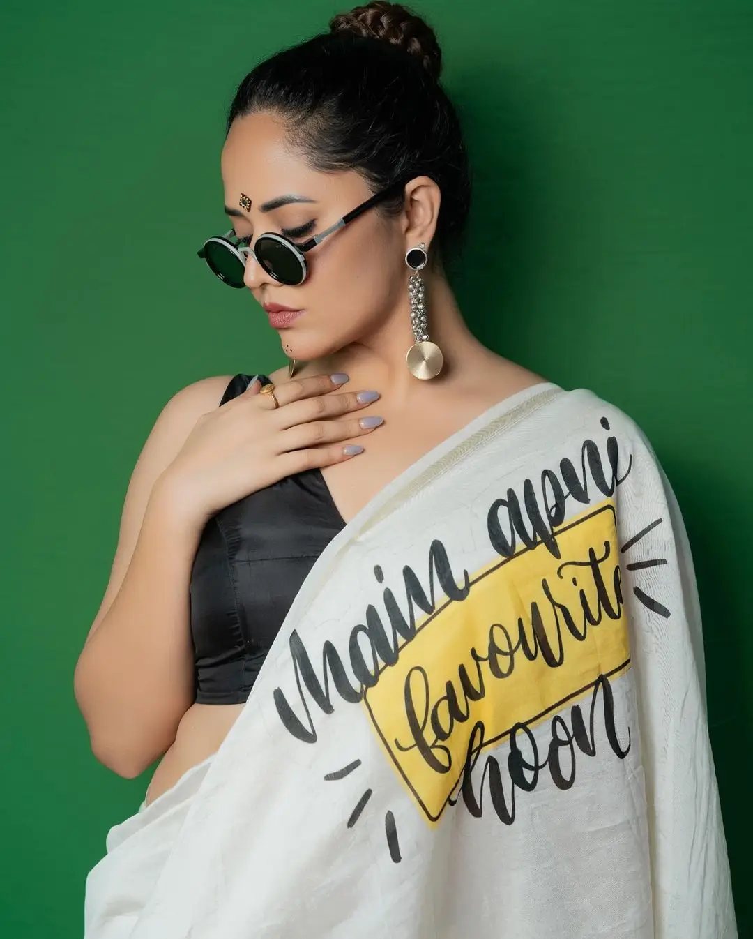 Anasuya Bharadwaj Wearing Beautiful Earrings White Saree Black Blouse